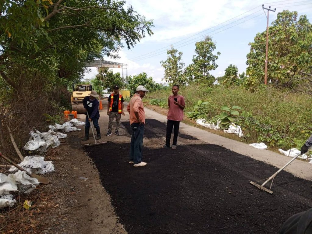 Bajak Laut Effect: Jalan Pantura Soromandi Diperbaiki Sporadis
