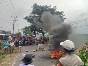 Ratusan Warga Madapangga Blokir Jalan, Tuntut Polisi Tangkap Pelaku Penganiayaan
