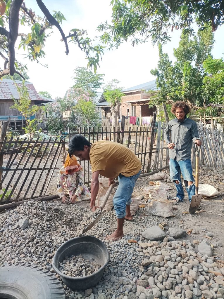 Rusak Parah, Warga Bima Gotong Royong Perbaiki Jalan Provinsi: “Kami Berharap Nurani Pemerintah Terketuk”