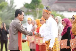 Dalam Balutan Budaya, Bupati Dompu Bambang Firdaus Lantik Ribuan CPNS dan PPPK
