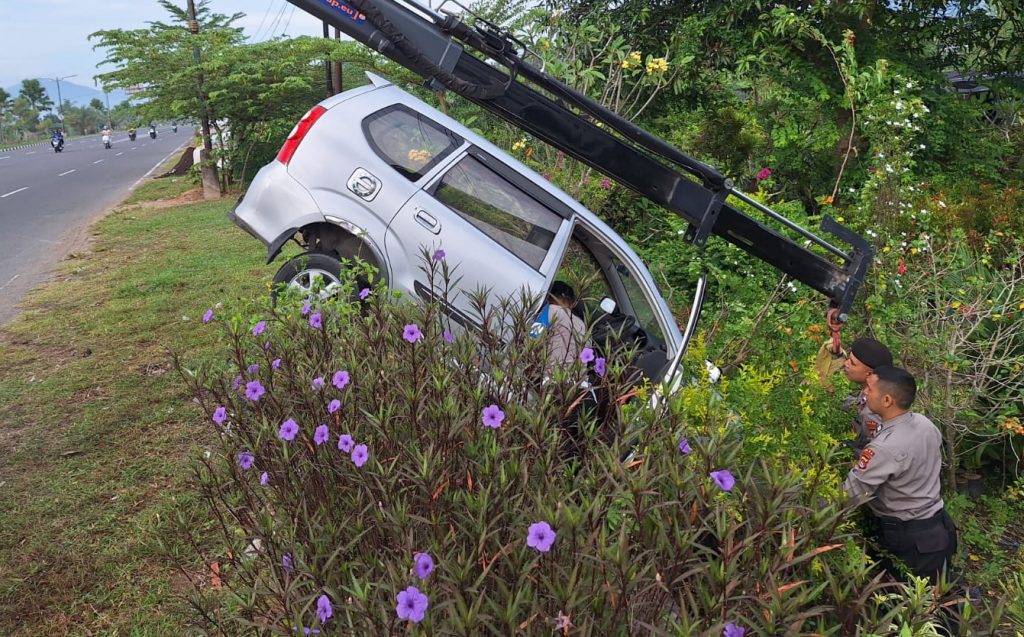 Kecelakaan Tunggal di Jalan Bypass BIL 2, Mobil Tergelincir Masuk Parit