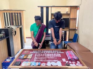 Panik Digerebek Polisi, Pengedar Narkoba di Bima Buru-buru Buang Puluhan Poket Sabu ke Kloset