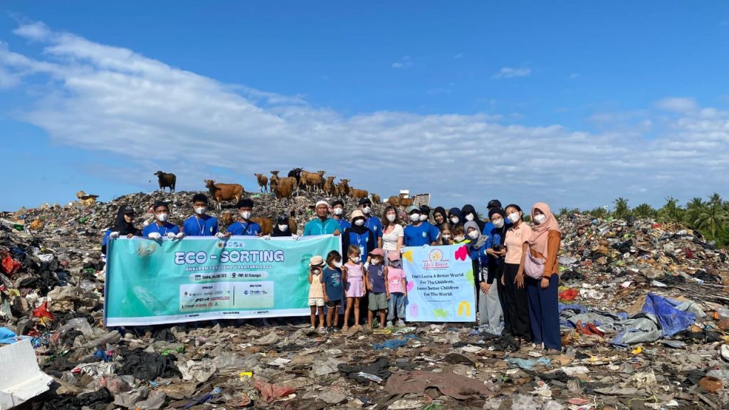 Chili House, Mahasiswa Unram hingga Flossie and the Beach Cleaner Lakukan Aksi Peduli Lingkungan di TPST Gili Trawangan