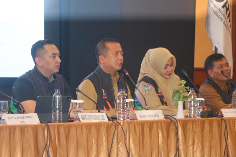 Gubernur NTB, Lalu Muhammad Iqbal (nomor dua dari kiri)