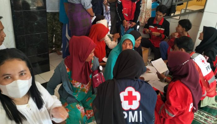 KAGAMA dan PMI NTB Gelar Layanan Kesehatan dan Trauma Healing untuk Korban Banjir Karang Kemong 
