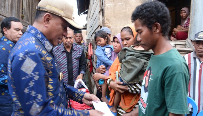 Kunjungi Warga Terdampak Kebakaran, Bupati Serahkan Bantuan Tanggap Darurat
