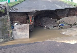 Akses Jalan ke Mahkota Bertais Amblas, Ratusan Warga dan Petani Terisolir