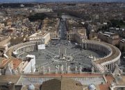 Pemandangan Lapangan Santo Petrus dan kota Roma seperti terlihat dari puncak Basilika Santo Petrus, di Vatikan. (AP/Oded Balilty/File Foto)