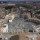 Pemandangan Lapangan Santo Petrus dan kota Roma seperti terlihat dari puncak Basilika Santo Petrus, di Vatikan. (AP/Oded Balilty/File Foto)