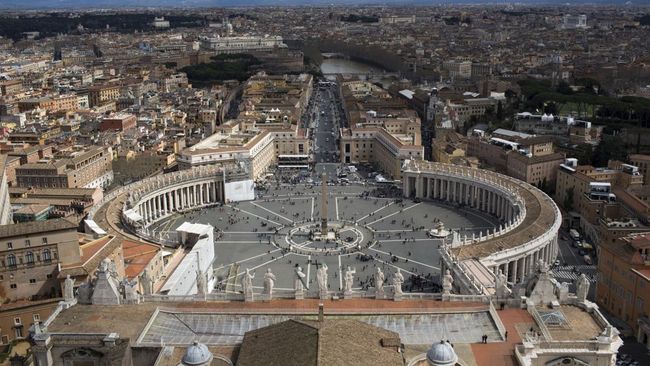 Pemandangan Lapangan Santo Petrus dan kota Roma seperti terlihat dari puncak Basilika Santo Petrus, di Vatikan. (AP/Oded Balilty/File Foto)