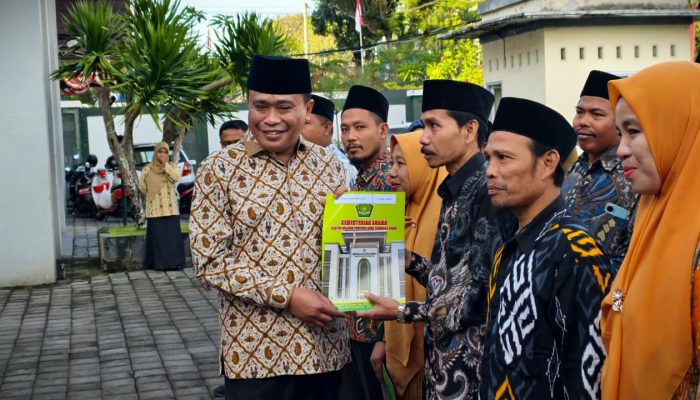 Kado HUT RI ke-80, Kemenag NTB Serahkan IJOP untuk 20 Lembaga Pendidikan