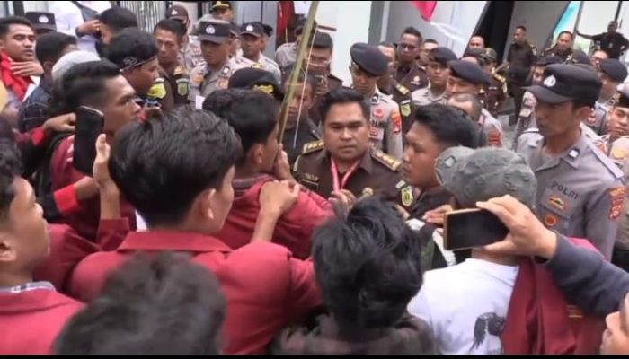 Demo Kasus Uang Siluman Pokir Dewan di Kejati NTB Ricuh, Mahasiswa Bersitegang dengan Jaksa