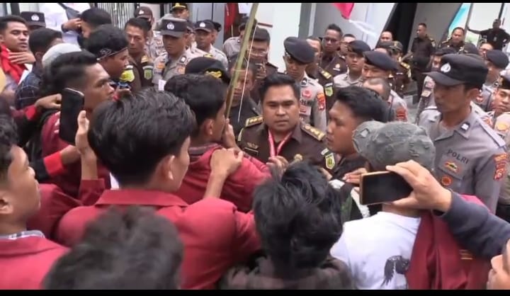 Mahasiswa saat gelar aksi di gedung Kejati NTB.