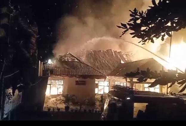 Kantor Inspektorat Kabupaten Bima terbakar, Kamis (7/8).
