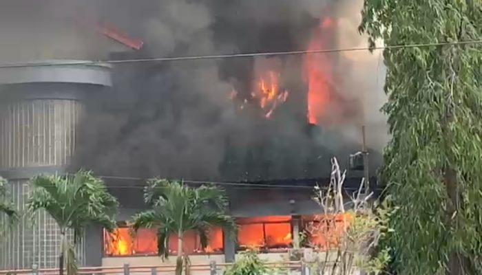 Kantor DPRD NTB Dibakar Massa Aksi