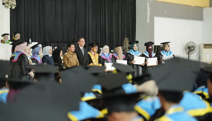 STKIP Yapis Dompu Wisuda 259 Sarjana, Bupati Titip Pesan, Jangan Lupakan Jasa Orang Tua