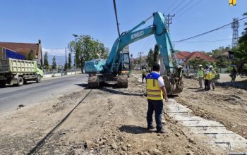 Perbaikan jalan di Kabupaten Bima. (foto istimewa)