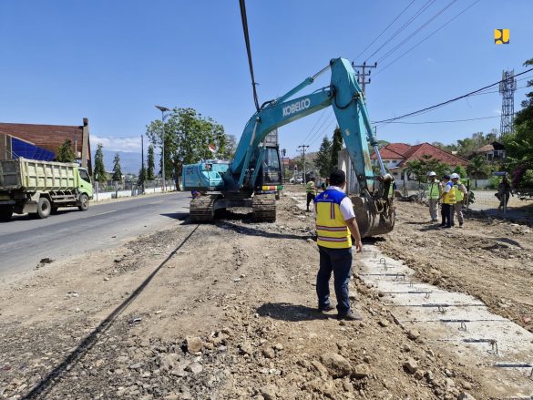 Perbaikan jalan di Kabupaten Bima. (foto istimewa)
