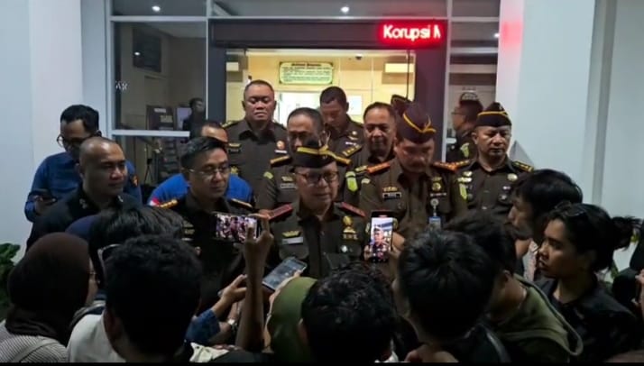 Kepala Kejati NTB Wahyudi menyampaikan perkembangan penanganan kasus uang siluman Pokir DPRD NTB di Kejari Mataram, Kamis (25/9).