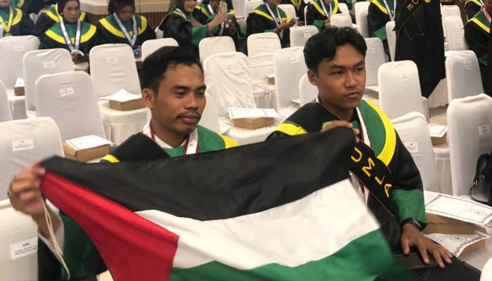 Pesan Kemanusiaan dari Kampus, Wisudawan UMMAT Bentangkan Bendera Palestina