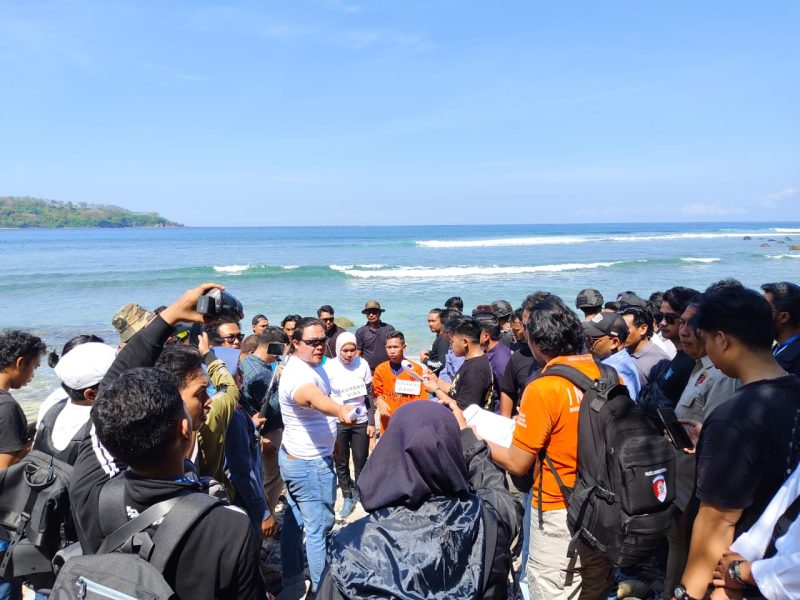 Rekonstruksi kasus meninggalnya mahasiswi Universitas Mataram di Pantai Nipah.