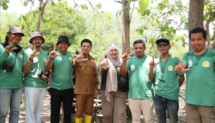 Pesisir Tangguh, Bupati Dompu dan Geopark Tambora Tanam Ribuan Mangrove di Pesisir Pekat
