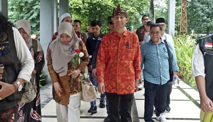 Prof. Hamsu Kadriyan Jadi Pendaftar Pertama Calon Rektor Unram Periode 2026–2030