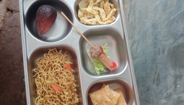 Menu MBG Soromandi Dinilai Tak Sehat, Warga Soroti Dominasi Makanan Instan