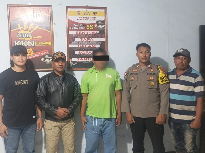 Terduga pelaku KDRT (tengah) saat diamankan polisi.