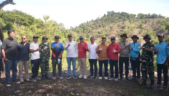 Gandeng TNI–Polri, Pemkab Bima Bersihkan Sampah di Ruas Jalan Negara Wawo–Sape
