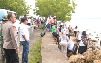 Pemkab Bima Bersama TNI–Polri Bersihkan Sampah di Teluk Bima
