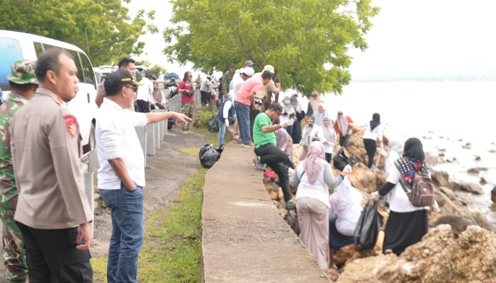 Pemkab Bima Bersama TNI–Polri Bersihkan Sampah di Teluk Bima