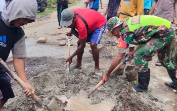 Lima Tahun Menanti Aspal, Warga Soromandi Kembali Tambal Jalan Provinsi Secara Swadaya