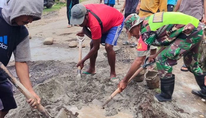 Lima Tahun Menanti Aspal, Warga Soromandi Kembali Tambal Jalan Provinsi Secara Swadaya