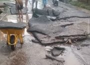 Baru Diguyur Hujan, Aspal Jalan Rp1,5 Miliar di Kecamatan Sanggar Terkelupas Puluhan Meter