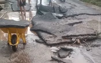 Baru Diguyur Hujan, Aspal Jalan Rp1,5 Miliar di Kecamatan Sanggar Terkelupas Puluhan Meter