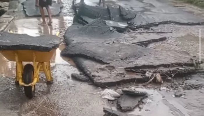 Baru Diguyur Hujan, Aspal Jalan Rp1,5 Miliar di Kecamatan Sanggar Terkelupas Puluhan Meter