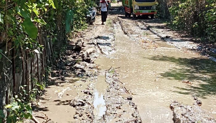 Jalan Rusak Renggut Nyawa Balita, Kakek Korban Desak Pemkab Bima Segera Bertindak