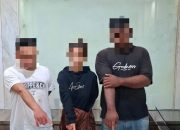 Asyik Nyabu, Tiga Terduga Digelandang Polisi dari Dalam Kamar