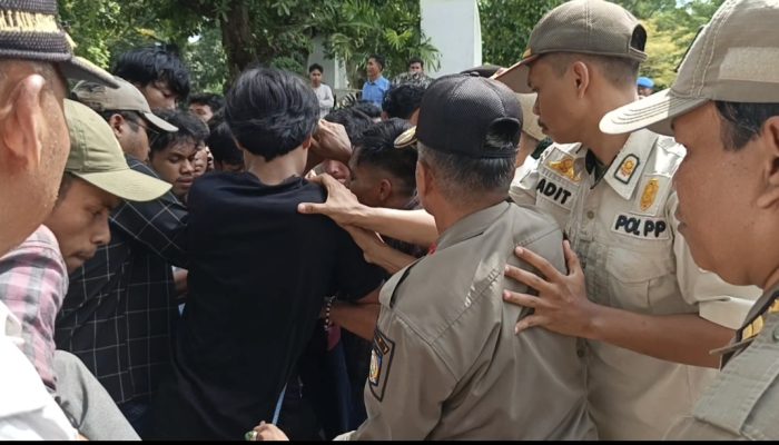 Tak Ditemui Gubernur NTB, Demo Tuntut Perbaikan Jalan Ricuh