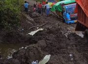 Jalan Semakin Rusak Berat, Warga Langgudu Pertaruhkan Keselamatan