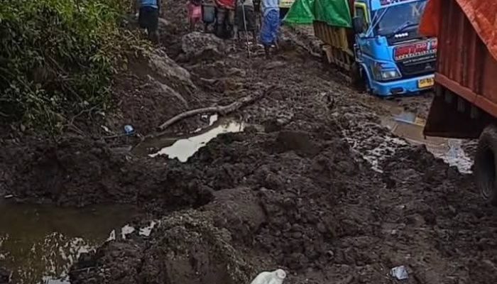 Jalan Semakin Rusak Berat, Warga Langgudu Pertaruhkan Keselamatan