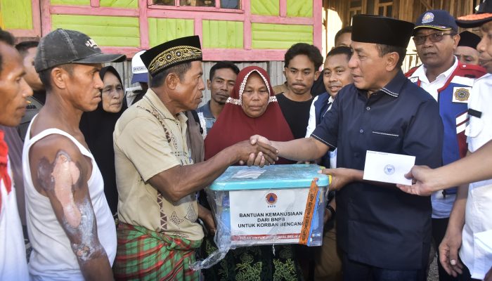 Kunjungi Korban Kebakaran di Monta, Bupati Bima Serahkan Bantuan dan Santunan
