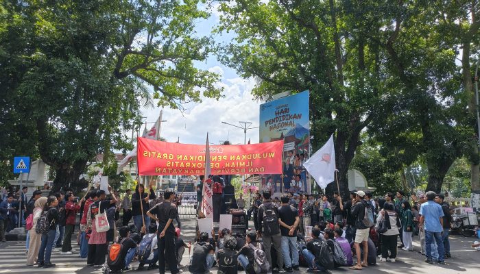 Demo Mahasiswa, Teriakan Gubernur NTB Anti Rakyat  ‎