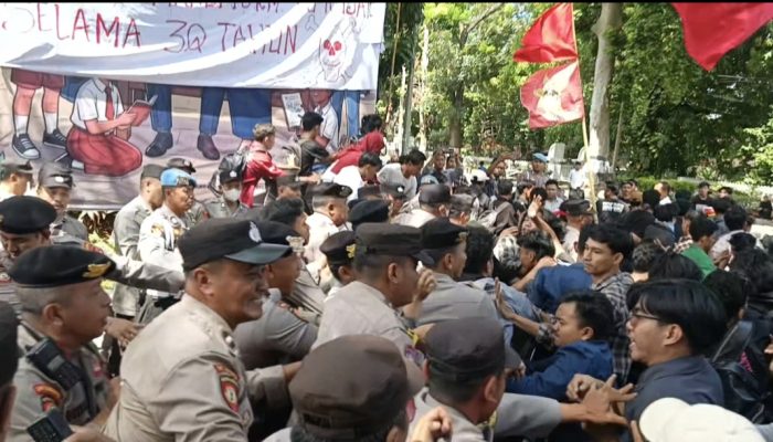 Demo Tuntut Gubernur NTB Keluar Temui Mahasiswa Berakhir Ricuh