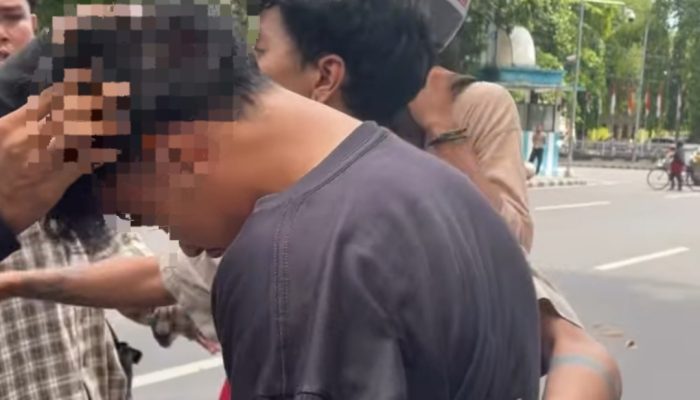 Aksi Ricuh, Satu Mahasiswa Terluka di Kepala Saat Demo Gubernur NTB