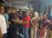 Dewan KLU Serahkan Bantuan Pakaian Adat untuk Remaja Mumbul Sari Bayan
