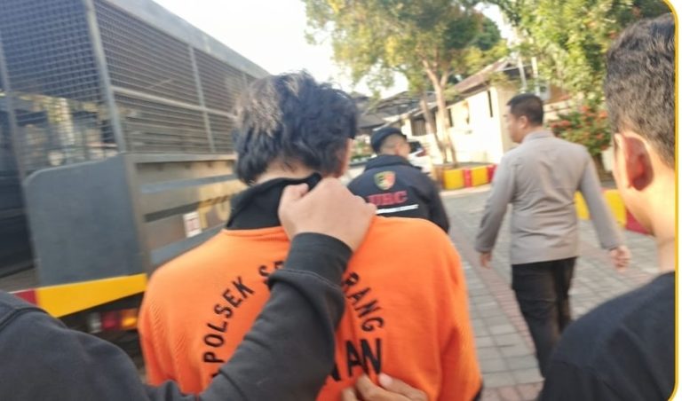 Salah seorang tersangka pembacokan di Jalan Udayana, Mataram, NTB, digelandang menuju tahanan Polresta Mataram, Selasa (14/7/2026). (Istimewa)