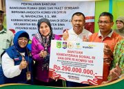 Respons Cepat Kebakaran Desa Lido, Hj. Mahdalena Salurkan Bantuan Rp290 Juta