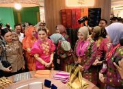 Tenun Bima Curi Perhatian Selvi Gibran di Pameran Nasional Dekranas